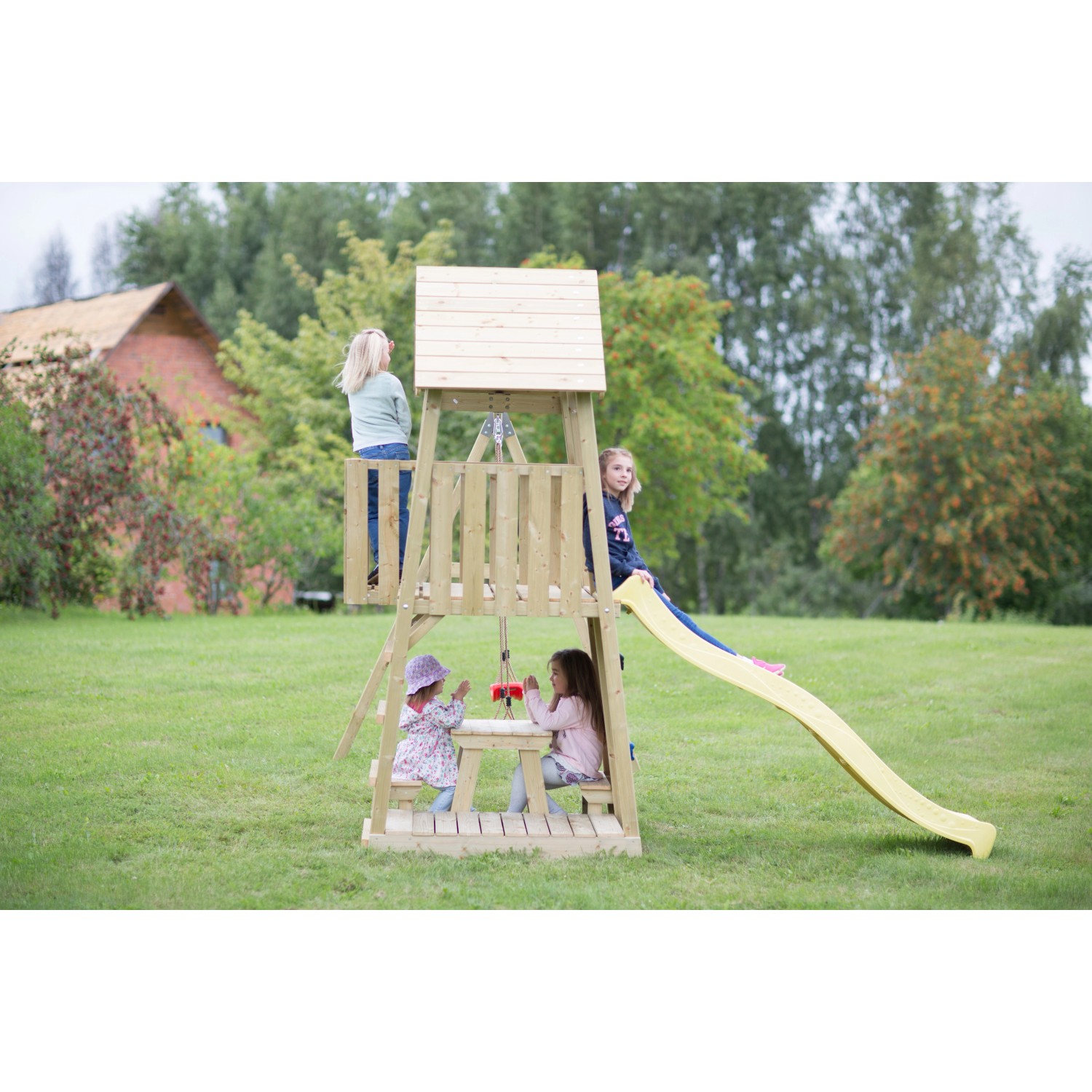 Wendi Toys Kinderspielturm Giraffe mit Rutsche und Kletterwand im Garten mit spielenden Kindern.