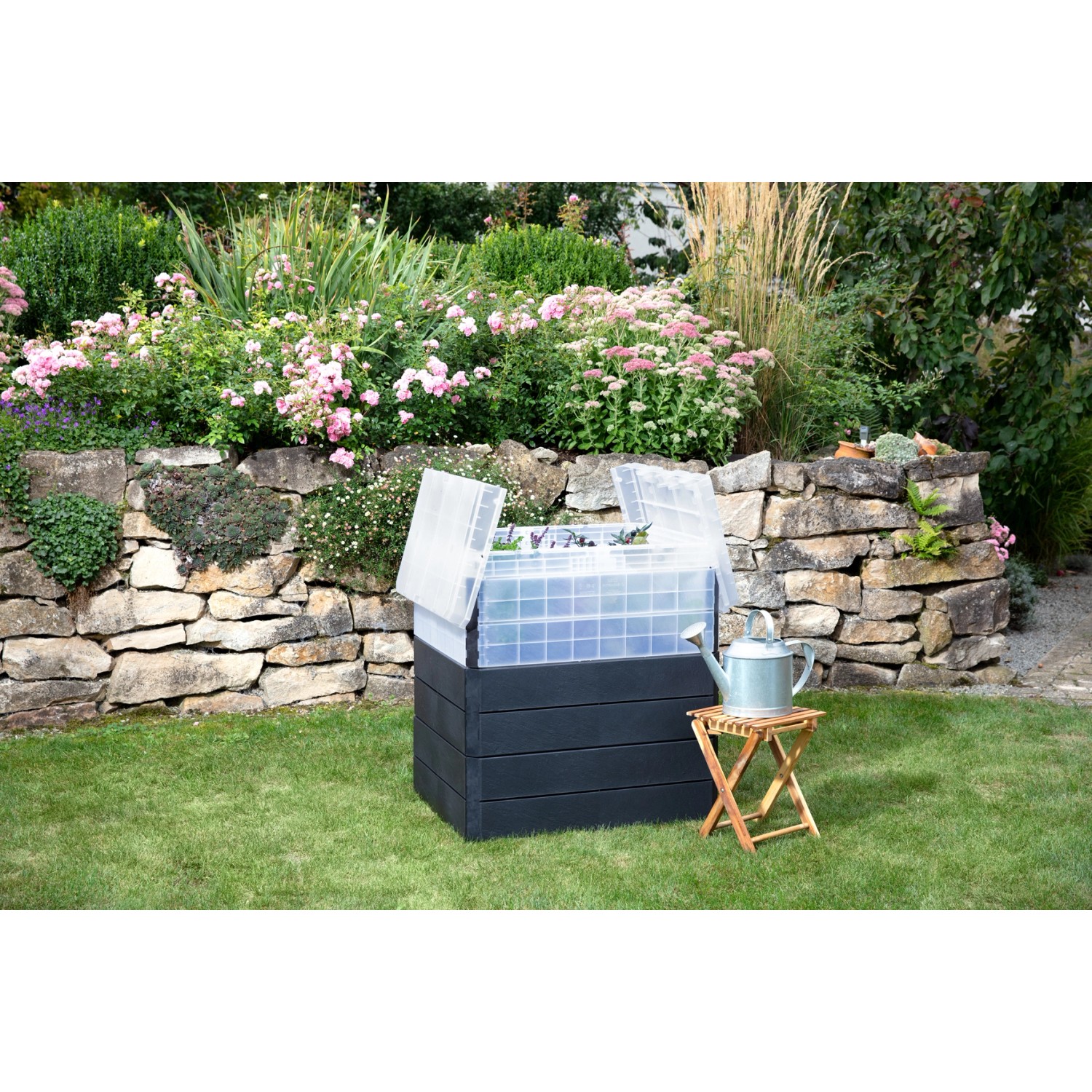 Garantia Hochbeet Ergo Quadro Turbo Plus M 85 Stone mit Frühbeetaufsatz im Garten.