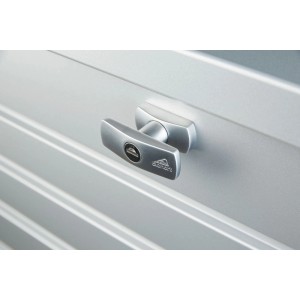 Silber-metallic Drehgriff-Zylinderschloss der Biohort FreizeitBox. Detail der Universalbox.