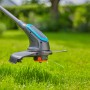 Gardena Akku-Rasentrimmer PowerTrim 30/18V Solo im Einsatz auf Rasenfläche.