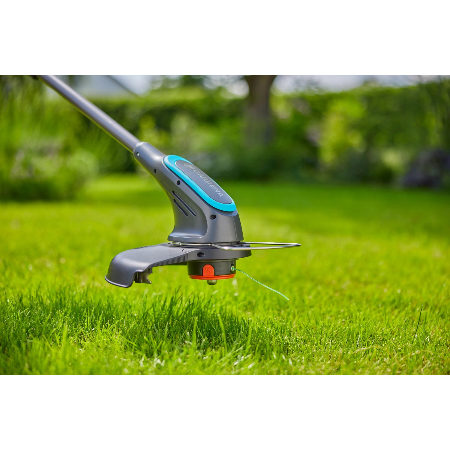 Gardena Akku-Rasentrimmer PowerTrim 30/18V Solo im Einsatz auf Rasenfläche.
