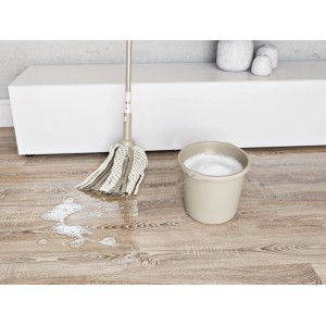 OBI Eimer 5 l Greige mit Seifenwasser und Wischmopp auf Holzboden. Perfekt für Reinigungsarbeiten im Haushalt.