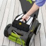 Zodiac GV 5220 Poolroboter in Grau mit geöffnetem Filterkorb, der von einer Hand entnommen wird.