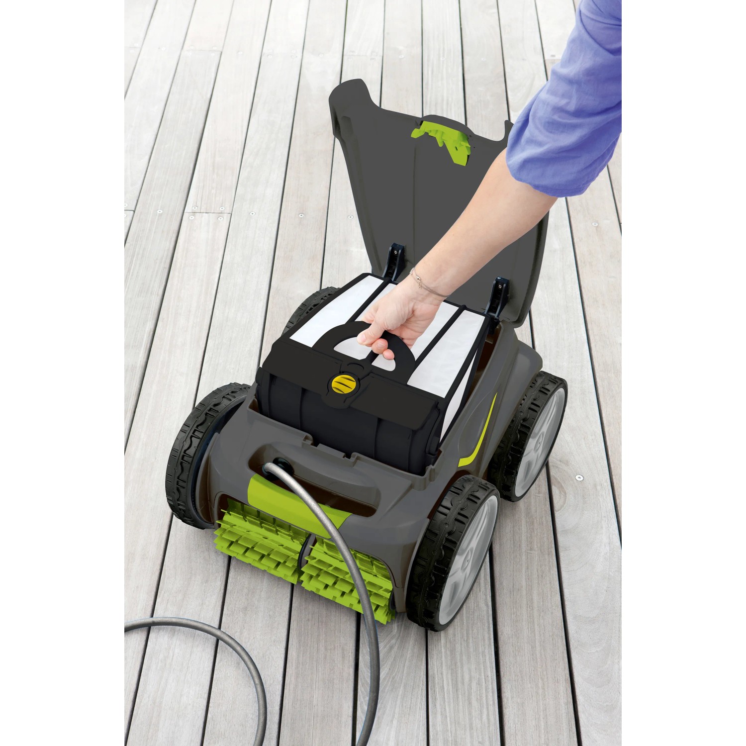 Zodiac GV 5220 Poolroboter in Grau mit geöffnetem Filterkorb, der von einer Hand entnommen wird.