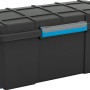 Schwarze Aufbewahrungsbox Scuba L mit Rollen, Silikondichtung und blau-grauen Verschlüssen.