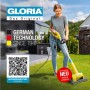 Frau nutzt Gloria MultiBrush speedcontrol Plus Elektro-Oberflächenbürste im Garten zur Rasenpflege.