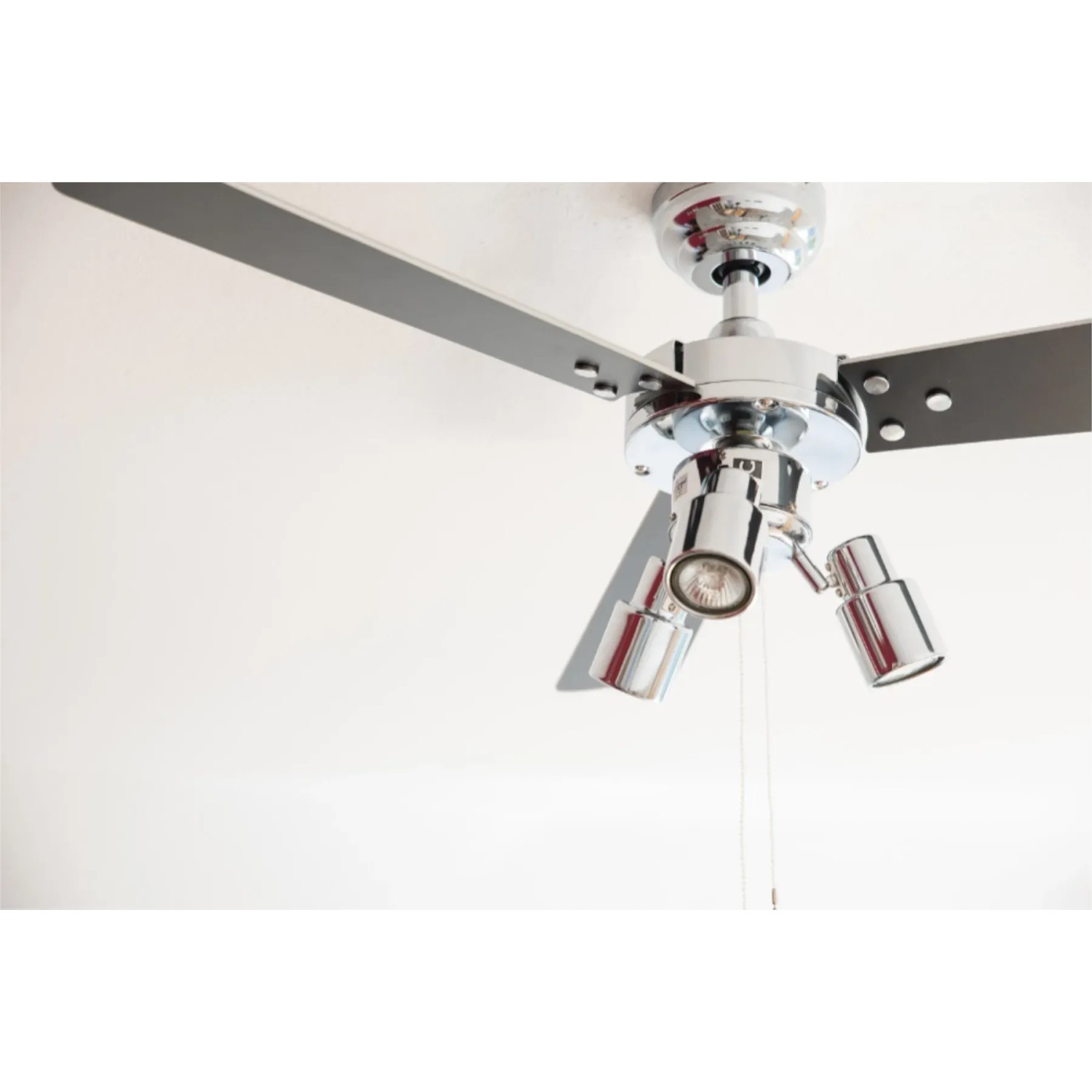 AIRERYDER Deckenventilator Cyrus Chrom, 107 cm, mit Beleuchtung und Zugschnüren.
