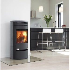Aduro 1.1 SK Kaminofen mit Natursteinverkleidung in Grau, 6 kW Leistung, mit Automatik im Wohnraum.
