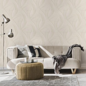 Beige Vliestapete mit geschwungenen Linien im Wohnzimmer. Moderne Mustertapete für ein stilvolles Ambiente.