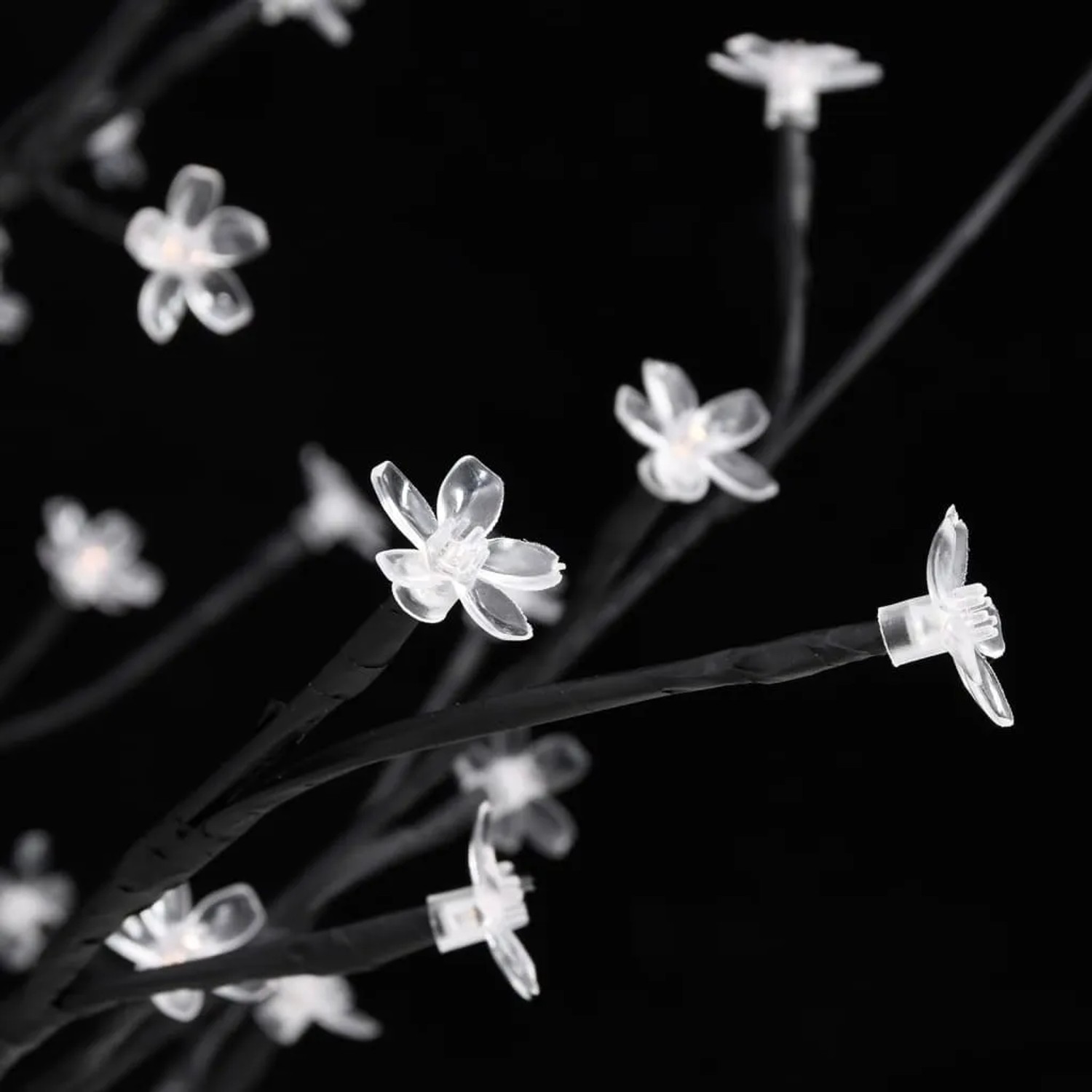 Detailaufnahme: LED-Kirschblütenbaum, warmweiß, 300 cm hoch, mit schwarzen Ästen und leuchtenden Blüten.