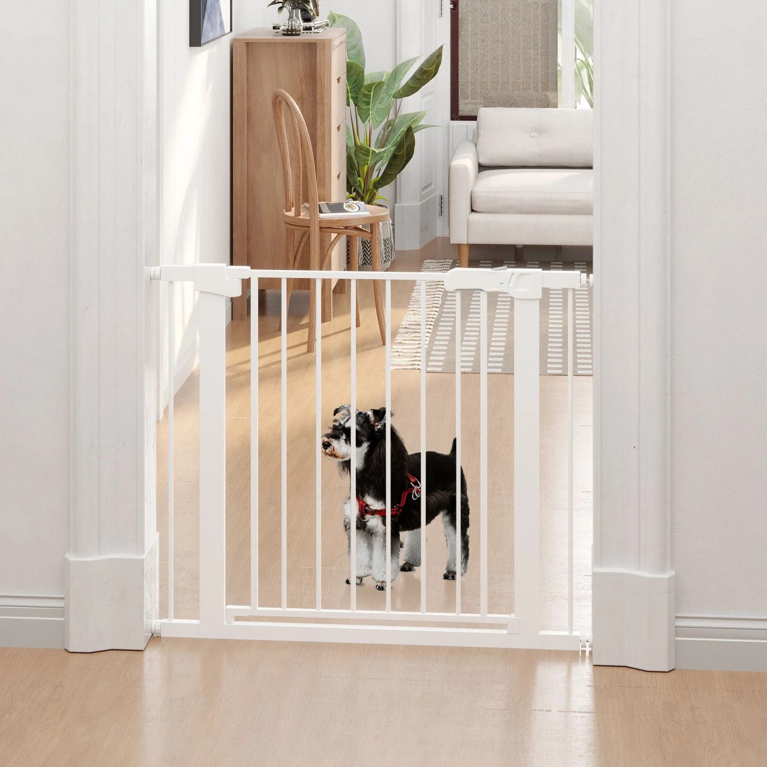 Weißes PawHut Türschutzgitter mit Auto-Close im Türrahmen, ein kleiner Hund steht dahinter. Sicherer Raumtrenner für Hunde.