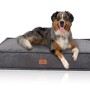 Graues Knuffelwuff Hundekissen Lesedi Cord (135x90cm) mit Hund.