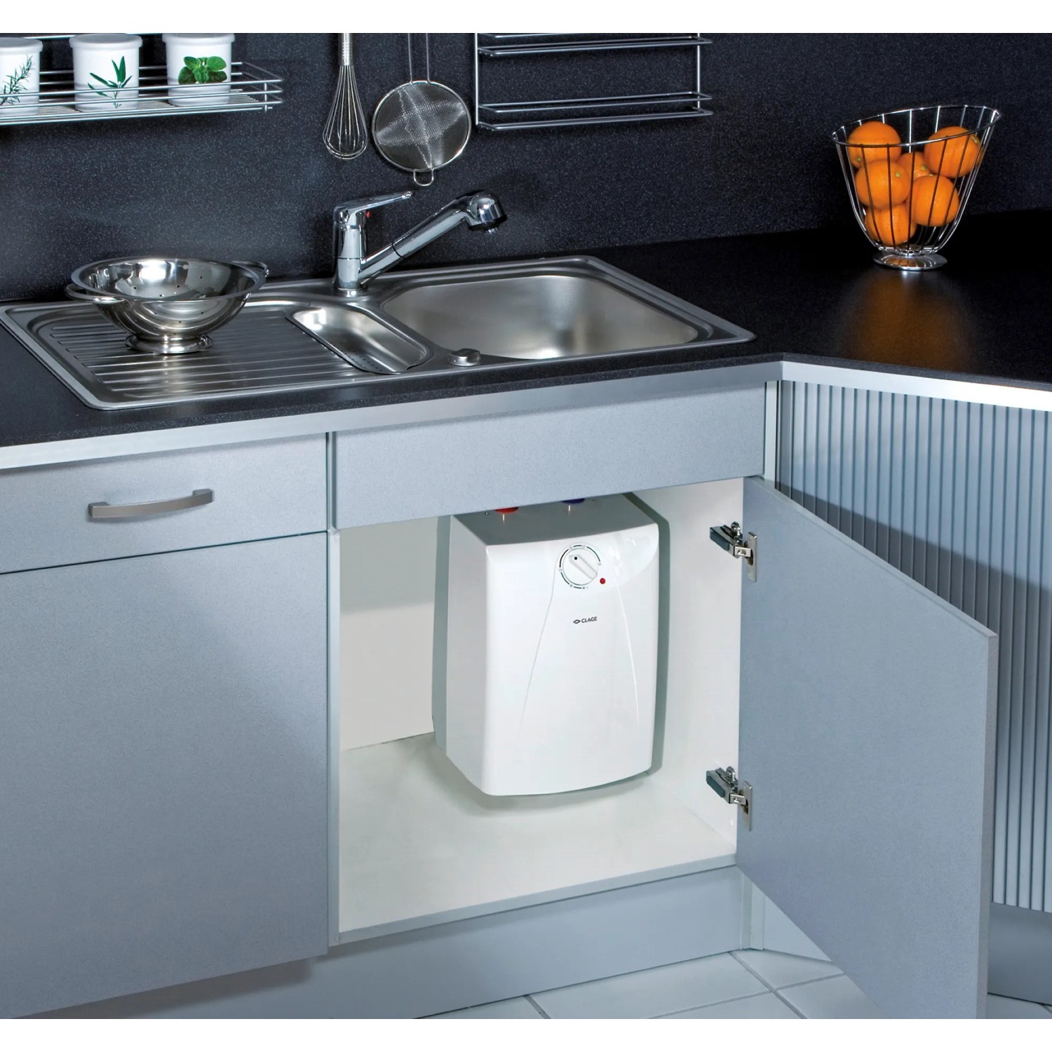 Clage Kleinspeicher S5-U 5 Liter Untertischgerät im Küchenschrank unter der Spüle.