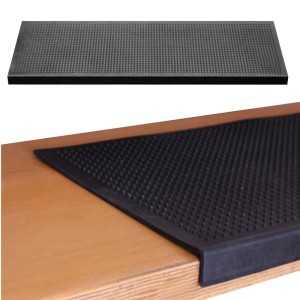 Schwarze Gummi Stufenmatte mit Noppen-Design auf Holztreppe. Bietet Anti-Rutsch-Schutz für Treppenstufen innen & außen.