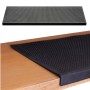 Schwarze Gummi Stufenmatte mit Noppen-Design auf Holztreppe. Bietet Anti-Rutsch-Schutz für Treppenstufen innen & außen.