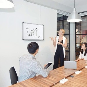 Costway Whiteboard Magnettafel im Büro mit Personen bei Präsentation. Bürobedarf für Notizen und Ideen.