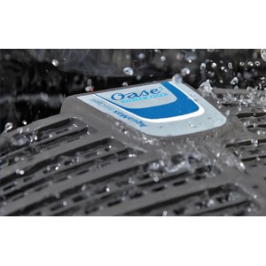 Oase AquaMax Eco Classic 3500E Teichpumpe im Betrieb, Wasser spritzt.