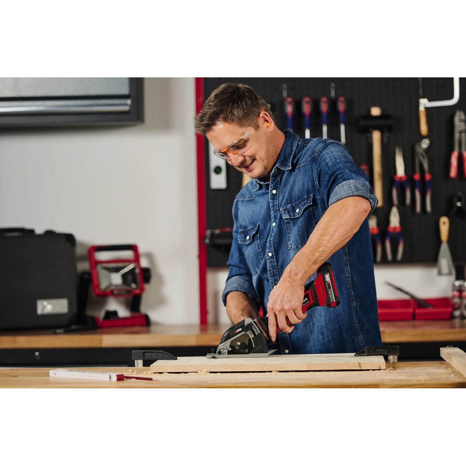Einhell Akku-Mini-Handkreissäge TE-CS 18/89 Li Solo beim Sägen von Holz.