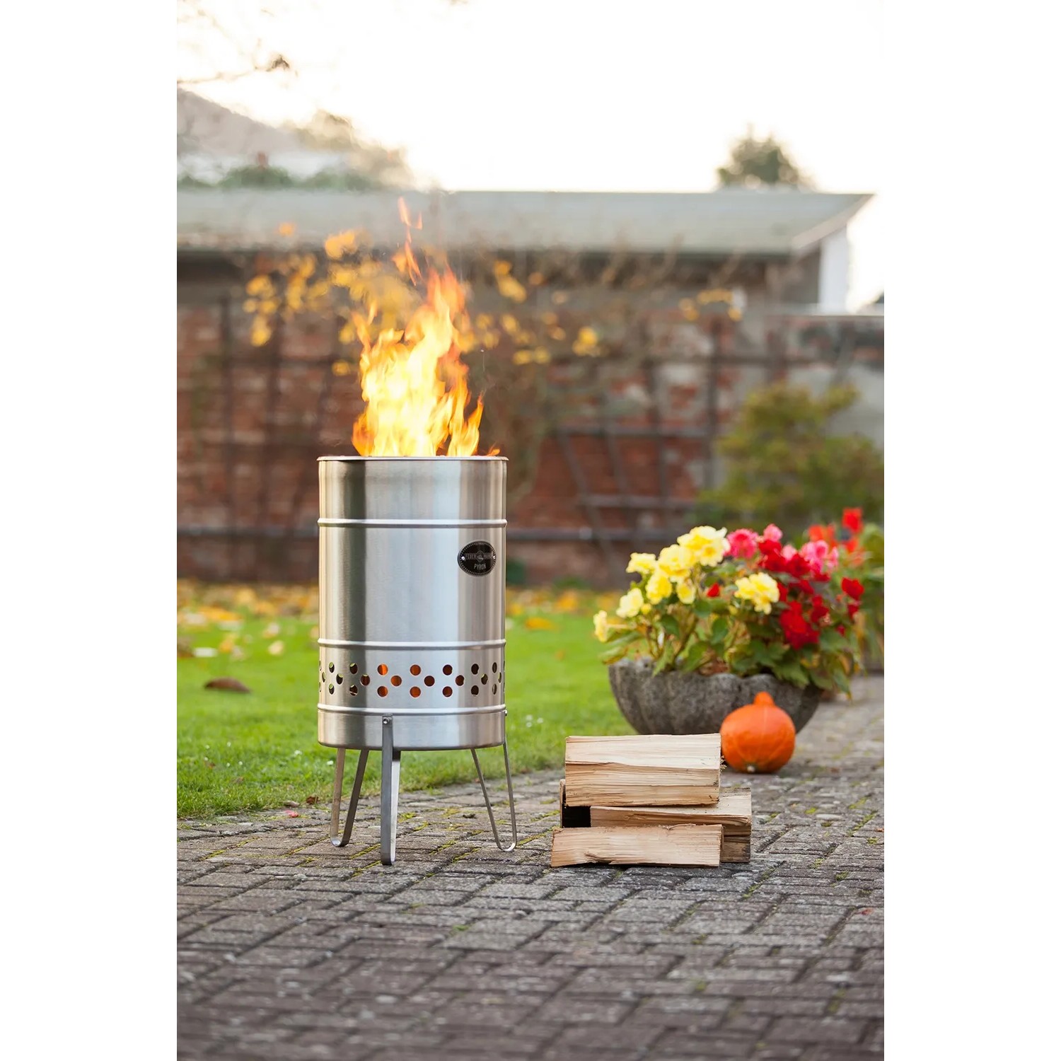 Feuerhand Pyron Feuertonne aus Edelstahl, 25 l, mit Feuer. Ideal für Garten & Terrasse.