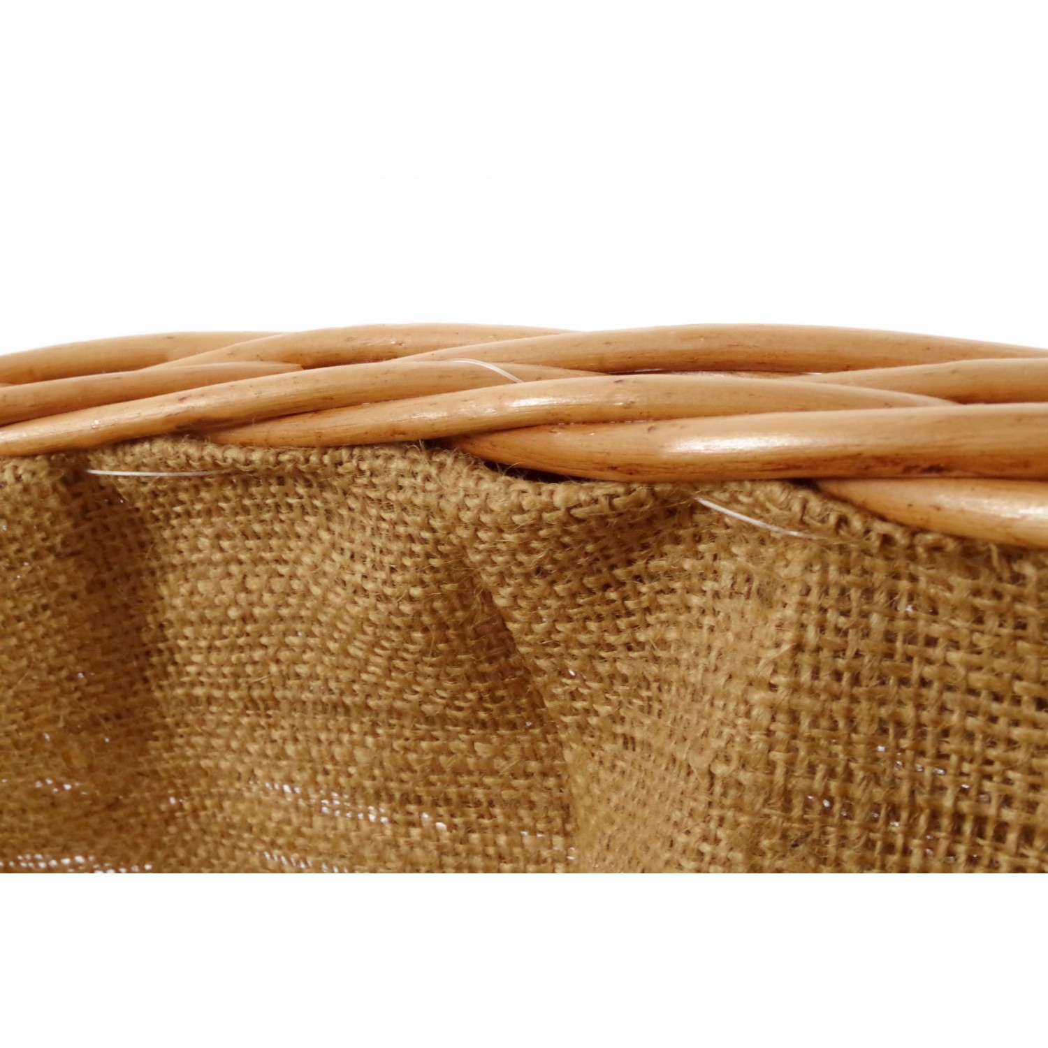 Detailansicht: Kaminholzkorb aus Weide mit Jutefutter, ideal zur Aufbewahrung von Holz.