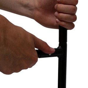 Detailaufnahme: Aufbau des Monstershop Fahrradzelts mit schwarzem Stahlrahmen.