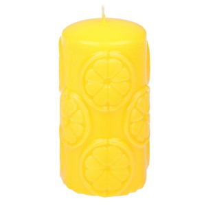 Gelbe Steinhart Duft-Stumpenkerze mit 3D-Zitronenscheiben-Muster, ca. 11 cm hoch.