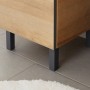 Detailaufnahme: Pelipal Badmöbel-Set Quickset 919 in Riviera Eiche quer NB, Fokus auf Unterschrank mit Füßen.
