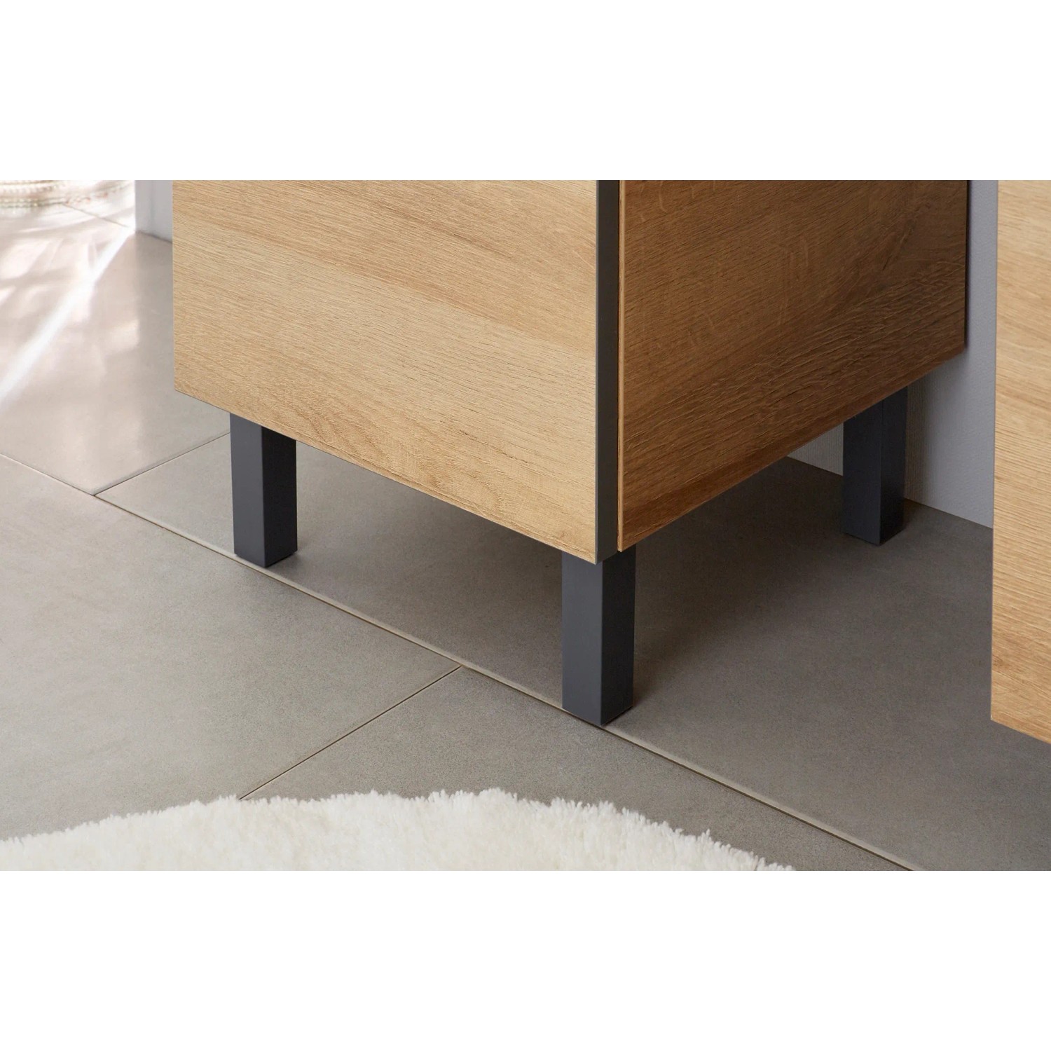 Detailaufnahme: Pelipal Badmöbel-Set Quickset 919 in Riviera Eiche quer NB, Fokus auf Unterschrank mit Füßen.