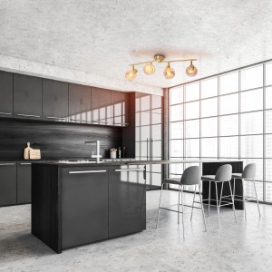 Näve Libby Deckenleuchte mit 4 amberfarbenen Glas-Spots in Messingoptik in moderner Küche.