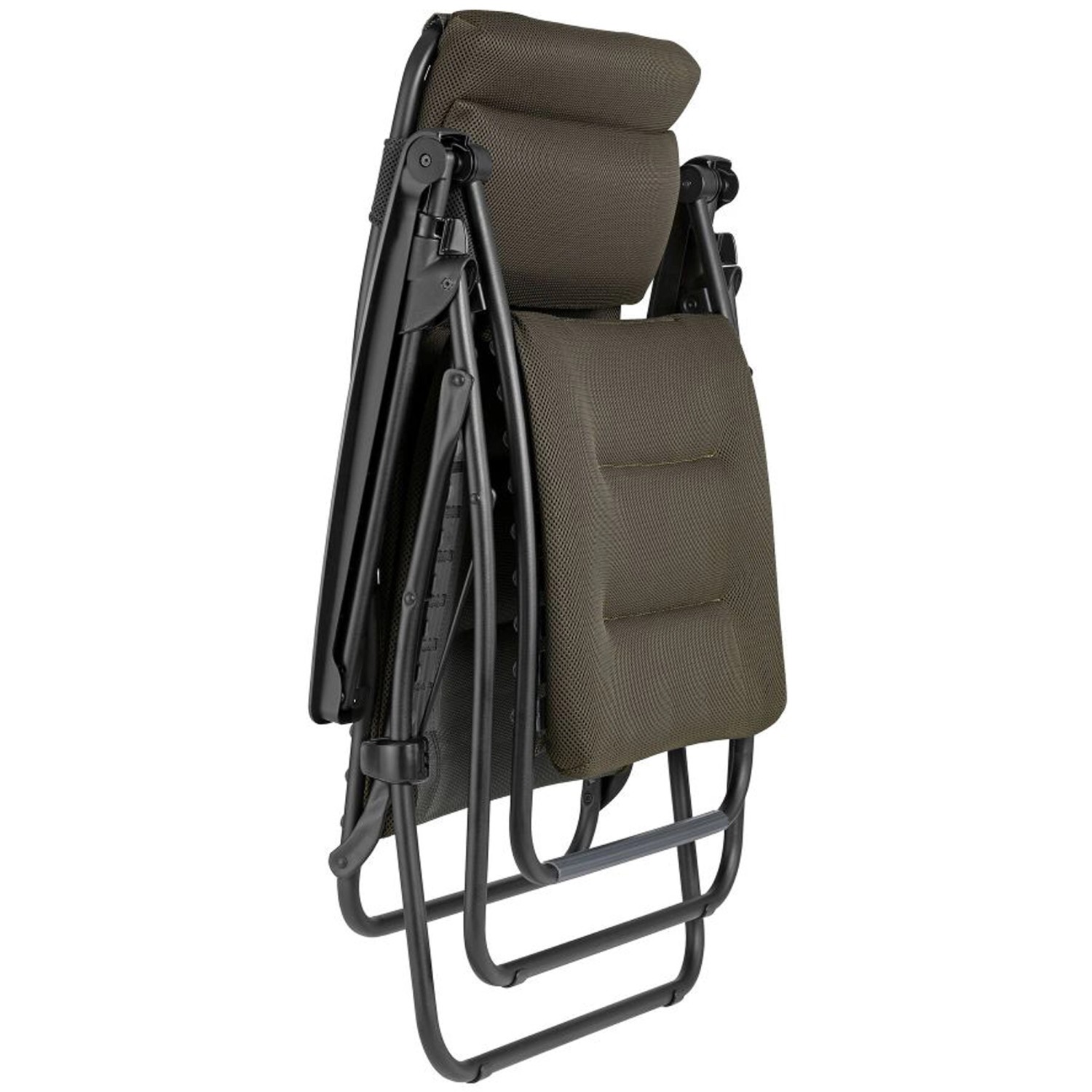 Zusammengeklappter Lafuma Relaxsessel RSX CLIP AC AirComfort® in Taupe. Gartenstuhl mit atmungsaktivem Bezug.