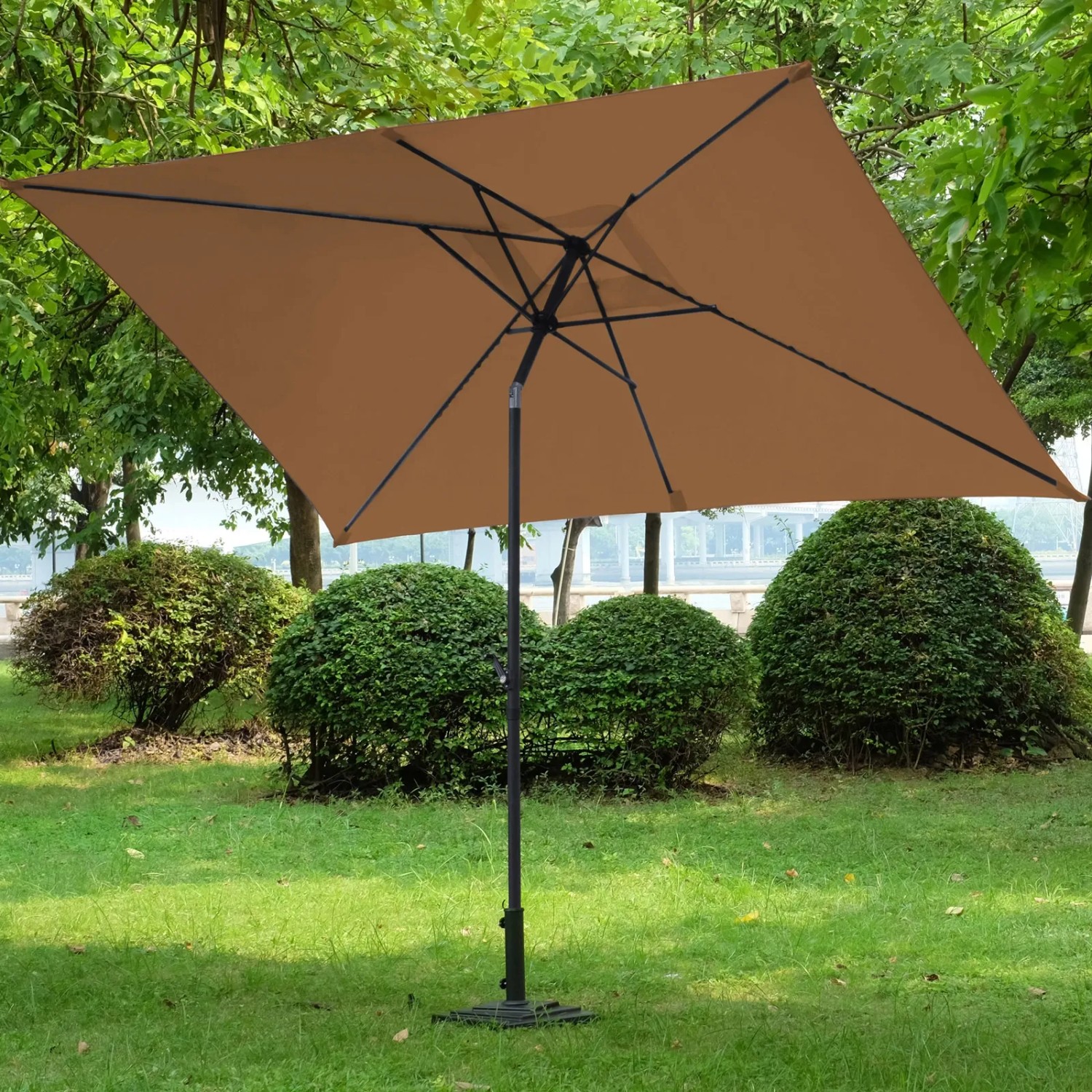 Rechteckiger, taupefarbener Svita Sonnenschirm 3x2m im Garten.