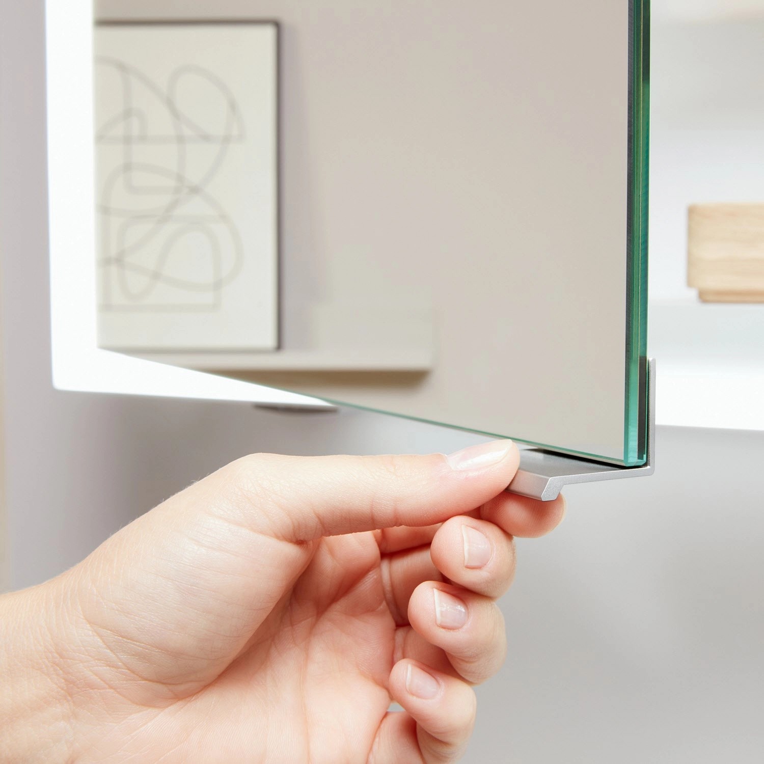 Detailaufnahme: Villeroy & Boch Spiegelschrank My View Now, Türöffnung rechts, Smart Home fähig.