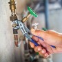 LUX Wasserpumpenzange Comfort 250 mm im Einsatz an einer Wasserleitung.
