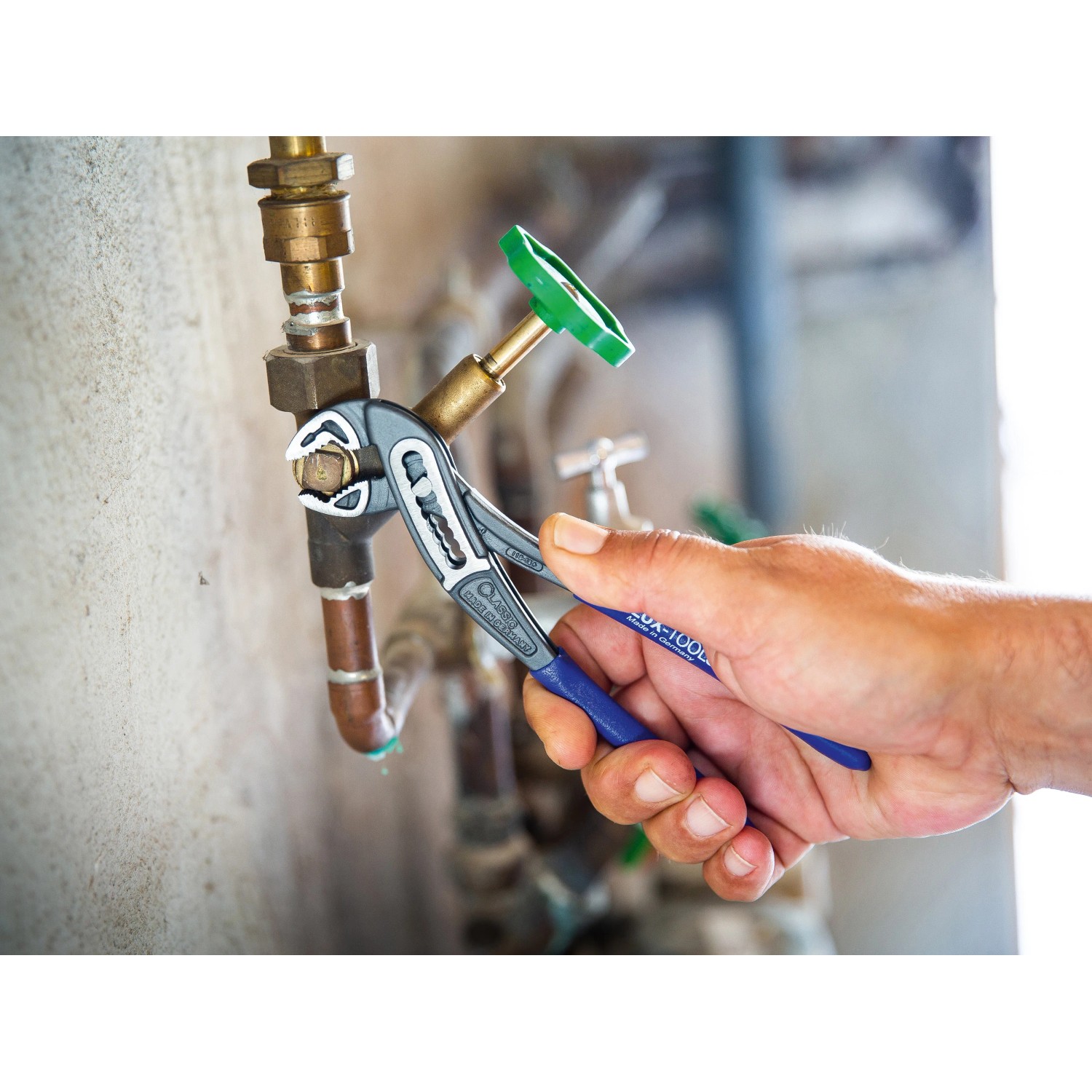 LUX Wasserpumpenzange Comfort 250 mm im Einsatz an einer Wasserleitung.