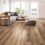 Wohnraum mit Kronoflooring Binyl Pro Laminat Alamos Oak, wasserfest und fußbodenheizungsgeeignet.