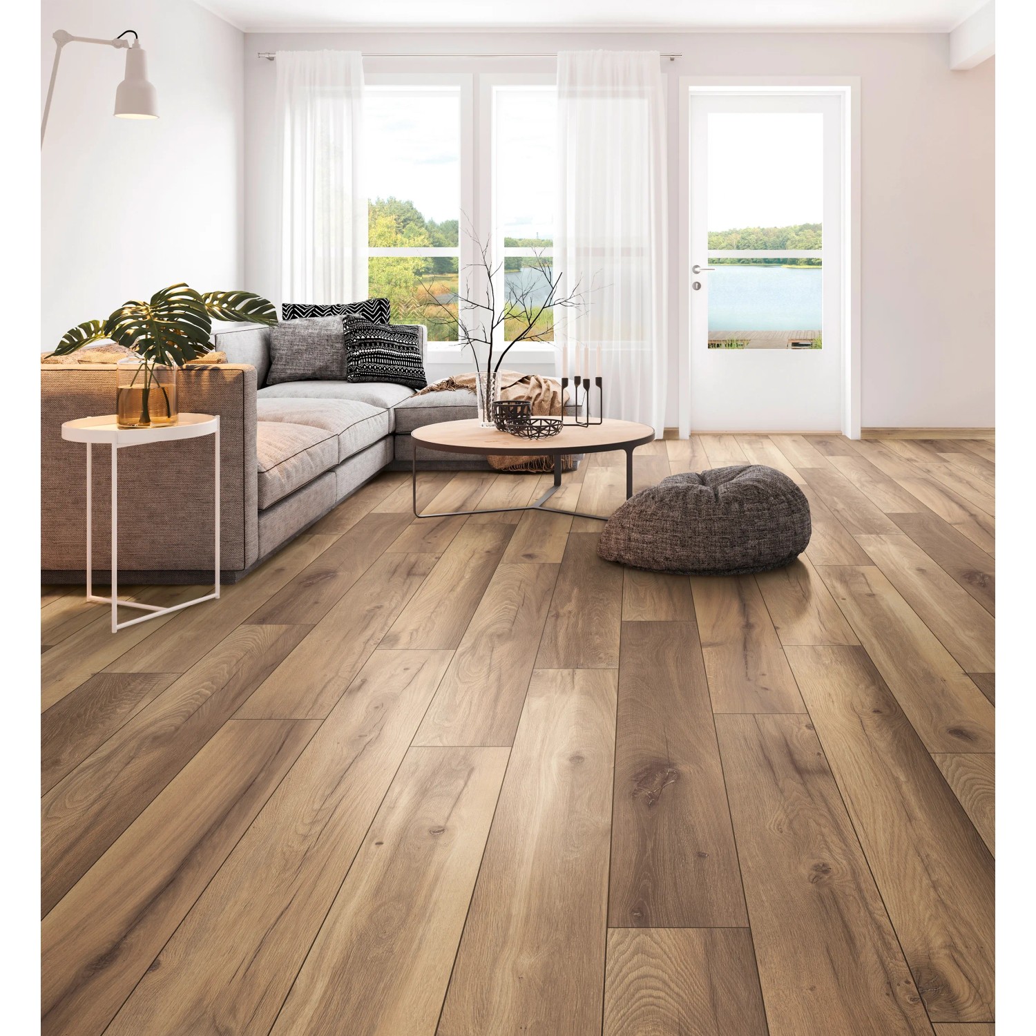 Wohnraum mit Kronoflooring Binyl Pro Laminat Alamos Oak, wasserfest und fußbodenheizungsgeeignet.