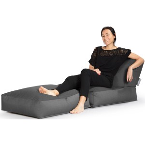 Sitting Point Sessel Outside Anthrazit mit Frau, Indoor/Outdoor Sitzsack mit 300 l Volumen.