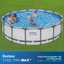 Runder Bestway Framepool Steel Pro Max (Ø 488x122 cm) in Lichtgrau mit blauer Innenfolie, Familie schwimmt im Garten.