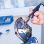 LUX Lötkolben 30 W im Einsatz beim Löten eines Lautsprechers. Ideal für Modellbau und Reparaturen.