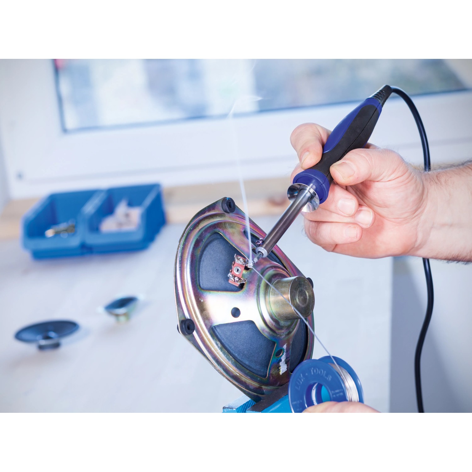 LUX Lötkolben 30 W im Einsatz beim Löten eines Lautsprechers. Ideal für Modellbau und Reparaturen.