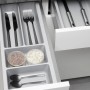 Silbergrauer SOTECH ORGA-BOX-3 Besteckeinsatz in Schublade, mit Besteck. Ideal für Küchen-Ordnungssysteme.