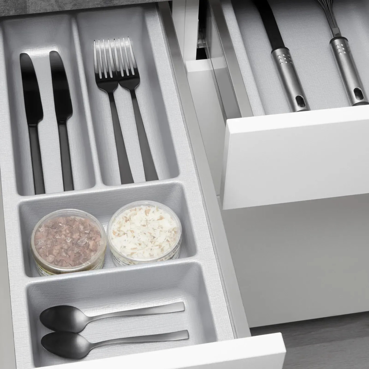 Silbergrauer SOTECH ORGA-BOX-3 Besteckeinsatz in Schublade, mit Besteck. Ideal für Küchen-Ordnungssysteme.