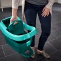 Leifheit Wischtuchpresse Profi mit Rollen, getragen von einer Person. Reinigungsgerät für Fliesen und Steinböden.