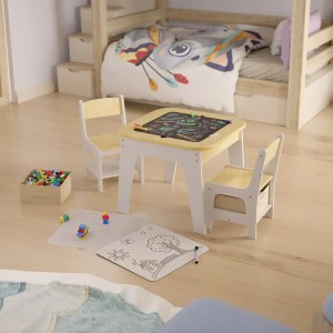 Juskys Kindersitzgruppe Milou Natur mit Tisch, 2 Stühlen und Spielzeug im Kinderzimmer.