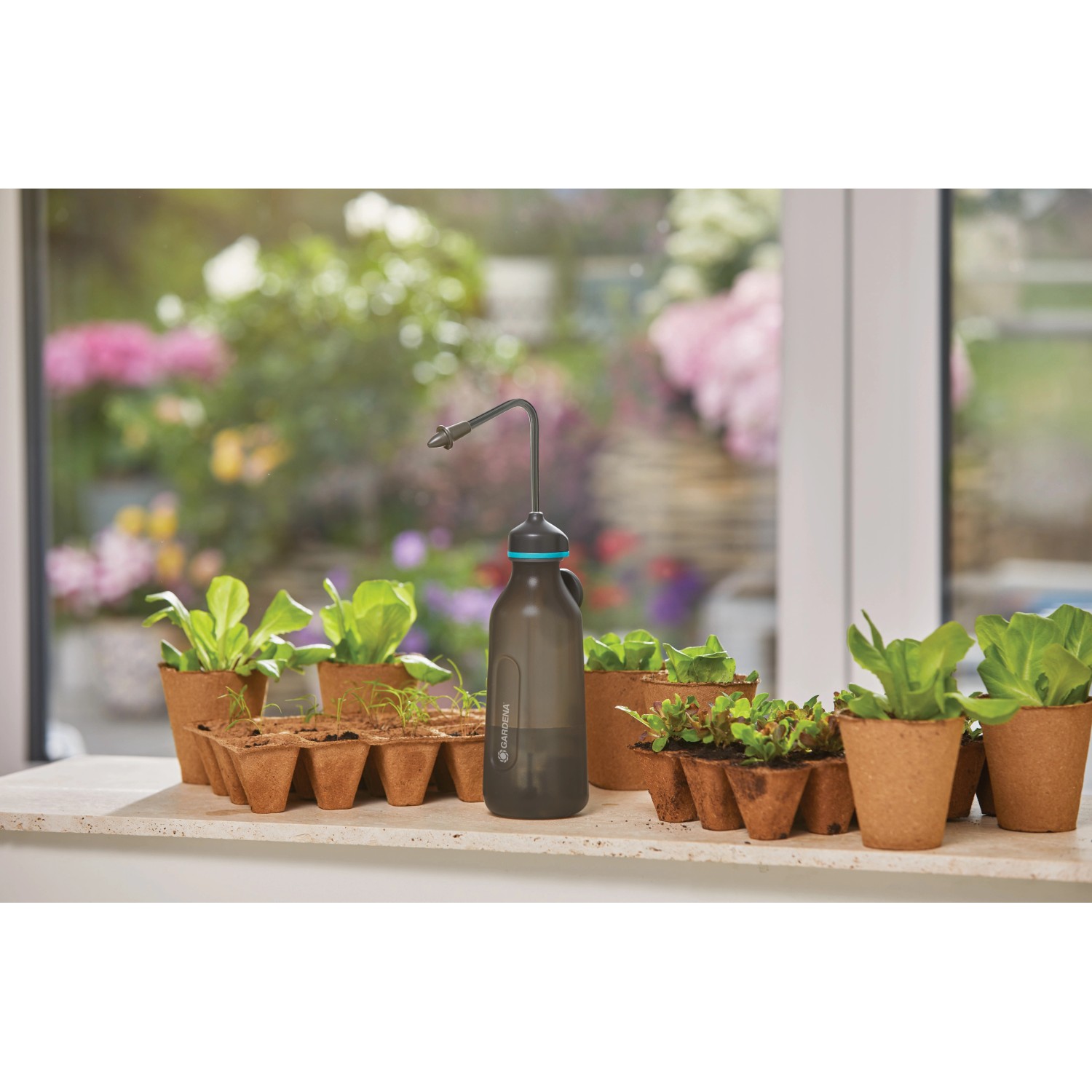 Gardena Soft-Drucksprüher 0,45 l neben Setzlingen. Drucksprühgerät für sanfte Bewässerung.