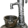 Gartenbrunnen-Set Las Vegas mit Schwengelpumpe und Fässern für Garten und Terrasse.