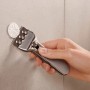 Montage des Tesa Handtuchhakens Moon Schwarz Matt mit Klebelösung an Fliese.