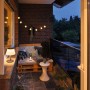 Stimmungsbild: Solar Tischleuchte Lillesol IP44 3000K auf einem Balkon mit gemütlicher Beleuchtung.