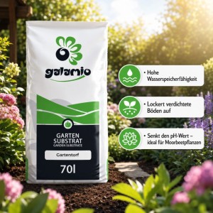 Weißer Sack Galamio Gartentorf 70l im Garten, hebt Wasserspeicherfähigkeit und pH-Wert-Senkung für Moorbeetpflanzen hervor.