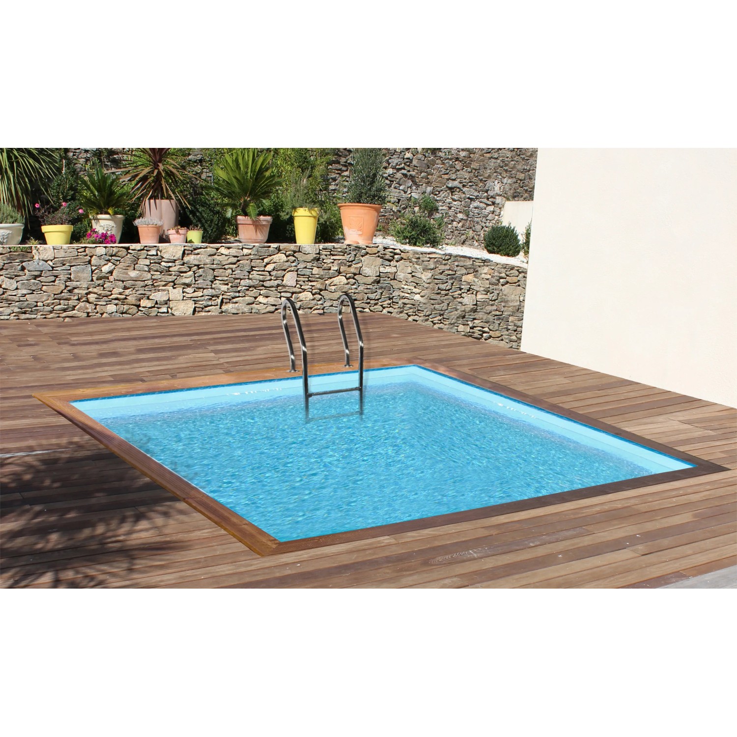 Quadratischer Gre Echtholzpool City (225x225x68 cm) mit Leiter auf Holzterrasse.